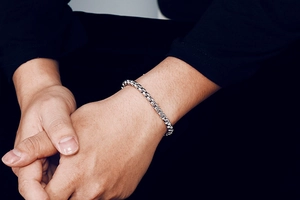Close-up of 20cm stainless steel box chain bracelet worn on wrist with silver finish