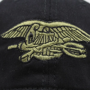 Macro de la broderie aigle trident sur casquette de baseball Navy SEAL en coton noir
