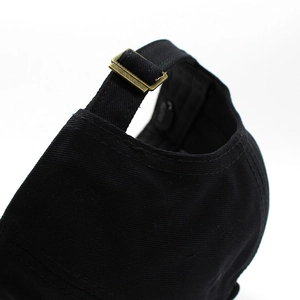 Détail de la casquette Navy Seal noire avec curseur métallique réglable et sangle