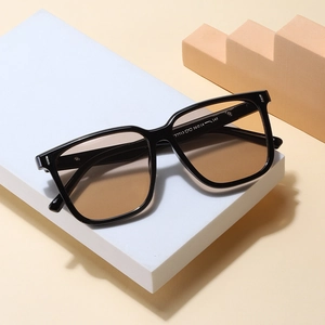 Lunettes de soleil carrées oversize avec monture noire et verres marron anti-UV