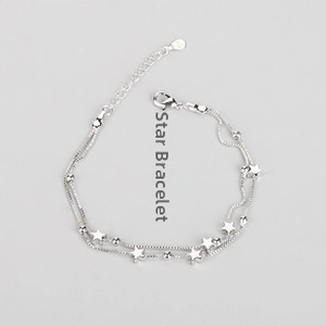 Detailansicht des S925 Silberarmbands mit Sternanhängern und verstellbarem Karabinerverschluss