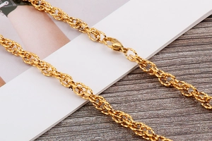 Detail of golden twist chain texture and lobster claw clasp for stylish women accessories