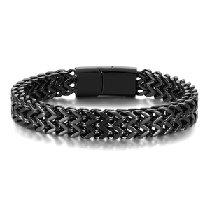Detalle de la pulsera de cadena tejida negra de doble fila con acabado metálico mate