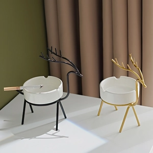 Cendrier cerf nordique en céramique avec supports en métal doré et noir décoration