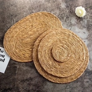 Set di tovagliette artigianali in paglia intrecciata per isolamento termico su pietra