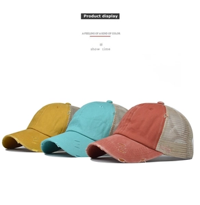 Detailansicht der gewaschenen Baumwolle und des atmungsaktiven Netzes bei Vintage-Basecaps
