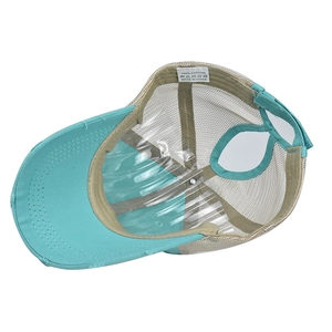 Detailansicht der Mesh-Baseballkappe mit Ponytail-Kreuzbändern und distressed Schirm