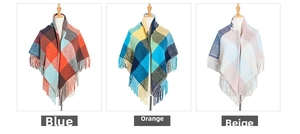 Détails comparatifs d'écharpes à carreaux orange, bleu et rose avec franges sur mannequins