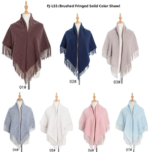 Détails présentant sept coloris pour l'écharpe carrée à rayures et franges avec texture