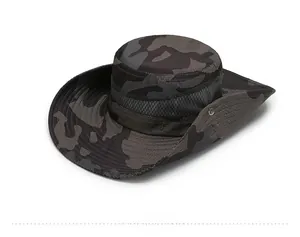 Dettaglio di un cappello da sole mimetico a tesa larga con occhielli in metallo e tessuto robusto
