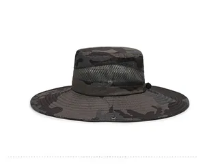Vista laterale del cappello mimetico grigio scuro con rete traspirante e tesa larga