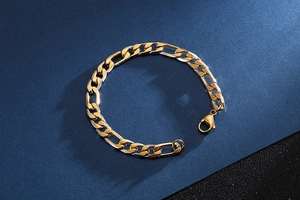 Détail du bracelet chaîne Figaro bicolore or et argent avec fermoir mousqueton