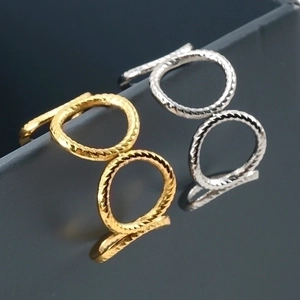 Anillo doble minimalista en oro y plata con diseño de cuerda entrelazada