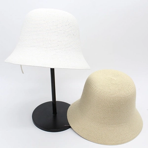 Detailansicht der gewebten Sonnenhüte in Beige und Weiß mit hochwertiger Textur