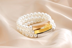 Three-layer elastic pearl bracelet with rose gold, gold, and silver metal bars on silk