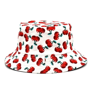 Chapeau bob en coton d'été avec imprimé cerise et bord renforcé sur fond blanc épuré