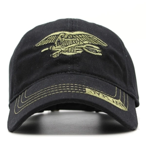 Détail de la broderie du logo Navy SEALs sur une casquette tactique en coton noir