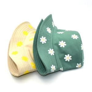 Détails du chapeau bob en coton avec motifs marguerites et surpiqûres de bord renforcées