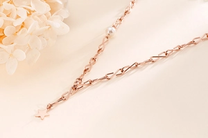 Detail von Roségold Stern-Anhänger und weißer Perle an einer geometrischen S-Gliederkette