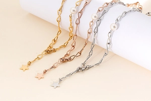 Drei S-Gliederketten in Gold, Silber und Roségold mit Sternen-Anhängern und edlen Perlen