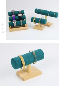 Détail du présentoir à bijoux en velours vert foncé et bois de bambou pour boucles