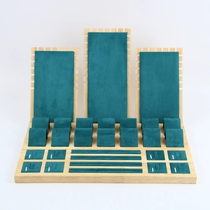 Support à bijoux en bambou et velours vert avec plaques pour colliers et boucles d'oreilles