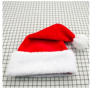 Detailansicht der dicken Plüschstruktur und der weichen weißen Bommel am Weihnachtshut