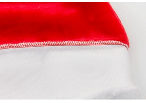 Makroaufnahme der Plüsch-Weihnachtsmütze mit rotem Pelzimitat und weißem Netzfutter