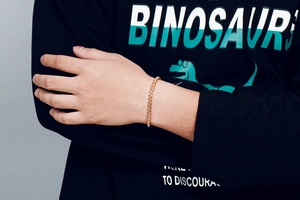 Détail d'un bracelet pour homme en chaîne à maillons carrés plaqué or au poignet