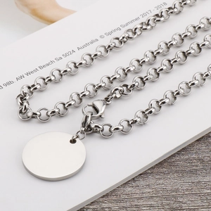 Chaîne de corps minimaliste en acier argenté avec pendentif rond poli