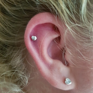 Silbernes Herz-Ohrstecker-Set aus 316 Edelstahl für Ohrläppchen und Helix-Piercings