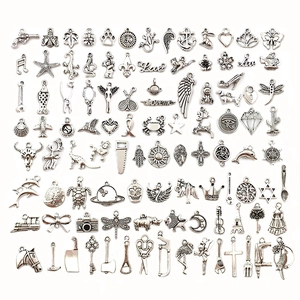 Diverse zilveren legering bedeltjes in verschillende ontwerpen voor DIY-sieraden maken