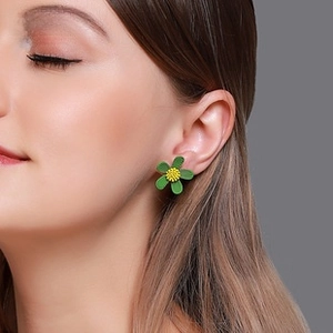 Gros plan d'une puce d'oreille marguerite verte avec pétales mats sur le mannequin