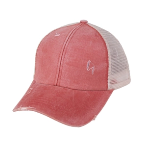 Dettaglio del berretto da baseball in mesh rosso e beige con finitura usurata