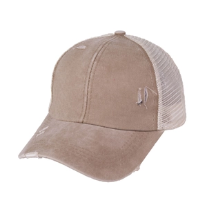 Dettaglio del cappellino da baseball kaki con bordi usurati e rete traspirante