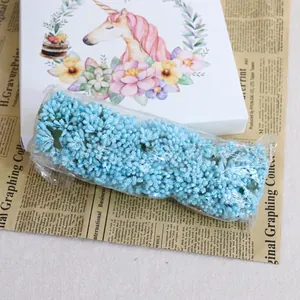 Détail de pistils de fleurs artificiels bleu clair givré pour décoration de mariage DIY