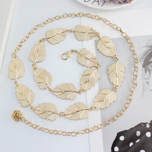 Ceinture fine dorée pour femme avec maillons en forme de feuilles et pendentif rose