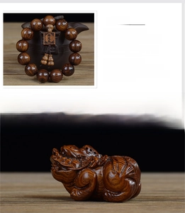 Vue macro du grain de bois naturel sur des perles de prière avec décor de Kylin sculpté