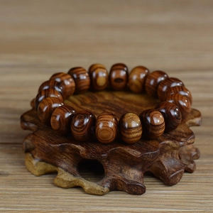 Gros plan de perles d'abaque en bois de 15 mm avec grain naturel sur support élégant
