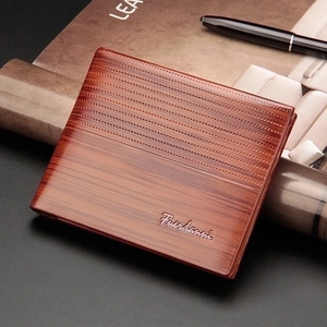 Portafoglio bifold da uomo marrone con trama in legno accanto a una penna vintage