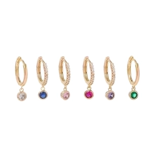 Set de seis pendientes de aro dorados con gemas de colores y cristales de pavé