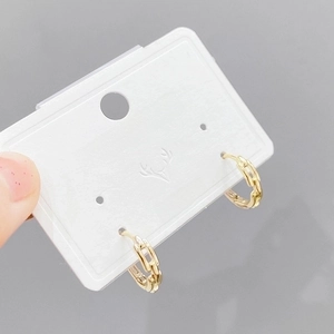Pendientes de aro de cadena dorada con perno de plata S925 en tarjeta de exhibición