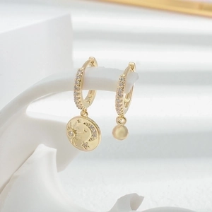 Conjunto de pendientes de aro dorados asimétricos con estrella, luna y circonitas
