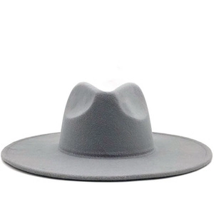 Gedetailleerd beeld van de grijze wollen fedora hoed met een luxe brede rand