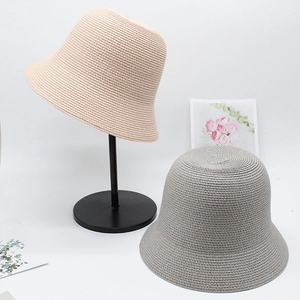 Strohhüte für Damen in Rosa und Grau zeigen faltbares Fischerhut-Design
