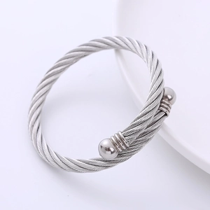 Primer plano de pulsera de cable de acero plateado con terminales de bola pulidos