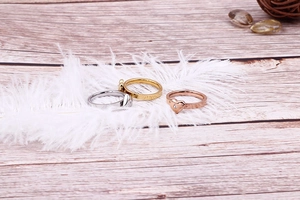 Bagues en forme de cœur tricolore serties de zircons sur des plumes blanches douces