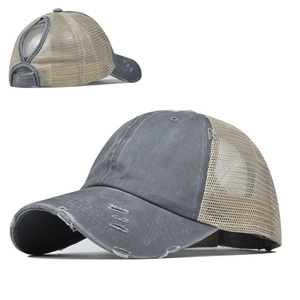 Detail der gewaschenen Baseballkappe mit Pferdeschwanzloch und Distressed-Mesh-Design