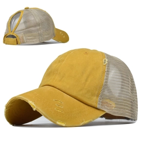 Detail der gelben Mesh-Baseballkappe im Distressed-Look mit Öffnung für den Pferdeschwanz