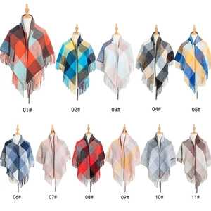 Détail de 11 écharpes à carreaux et glands en diverses couleurs pour l'hiver